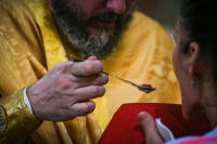 Μυτιλήνη: Ιερέας κοινώνησε πιστούς έχοντας κορονοϊό
