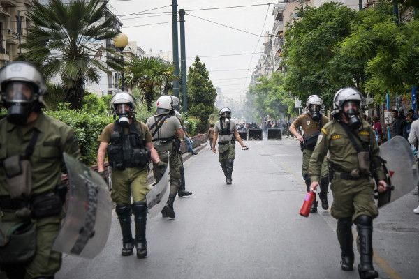 Νέα επεισόδια στην ΑΣΟΕΕ - Αντιεξουσιαστές επιτέθηκαν με πέτρες κατά των ΜΑΤ