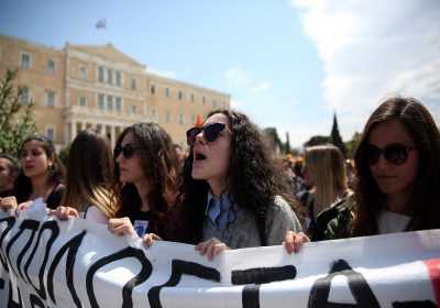 Συγκέντρωση εκπαιδευτικών έξω από τη Βουλή