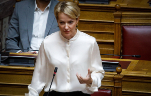 Η Σδούκου στηρίζει Στουρνάρα για την συνέντευξη στην Ομάδα Αλήθειας