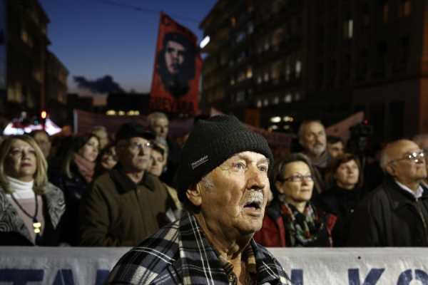 Για μακελειό στις νέες συντάξεις μιλά η ΕΝΥΠΕΚΚ - Παραδείγματα με τα νέα ποσά