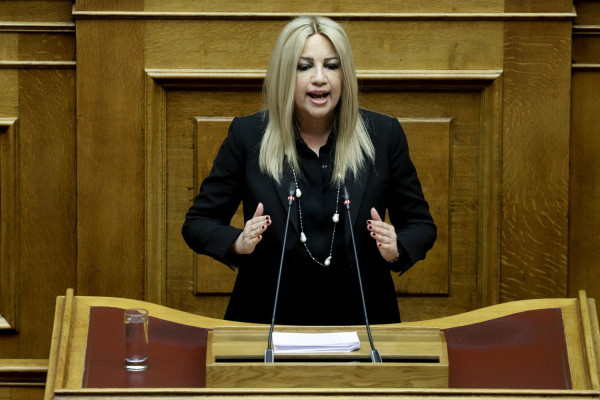 Γεννηματά κατά Τσίπρα: Κάθε φορά που στριμώχνεται τρέχει πίσω από τους Σοσιαλιστές