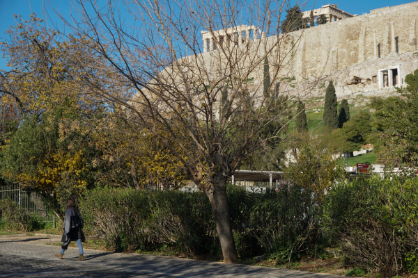 Ο καιρός τρελάθηκε: Βροχές στη μισή Ελλάδα, λιακάδα στην υπόλοιπη