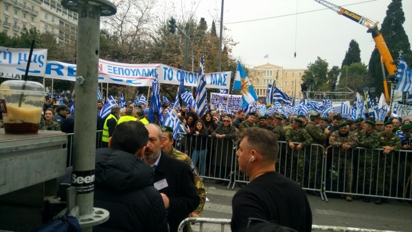 Το «Πότε θα κάνει ξαστεριά» τραγουδούν Κρητικοί στο Σύνταγμα (βίντεο)