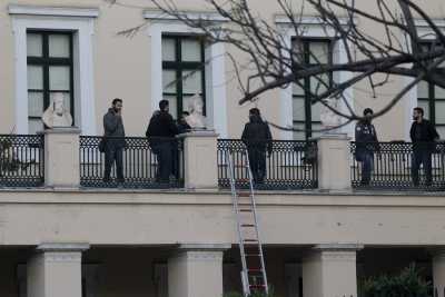 Με επέμβαση της Αστυνομίας έληξε η κατάληψη στην Πρυτανεία του ΕΚΠΑ (ΑΠΕ-ΜΠΕ/ΟΡΕΣΤΗΣ ΠΑΝΑΓΙΩΤΟΥ)