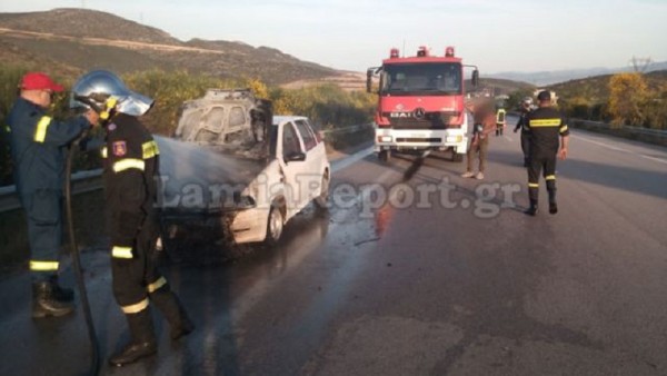 Λαμία: Πατέρας και μωρό πρόλαβαν και βγήκαν από αυτοκίνητο που τυλίχθηκε στις φλόγες