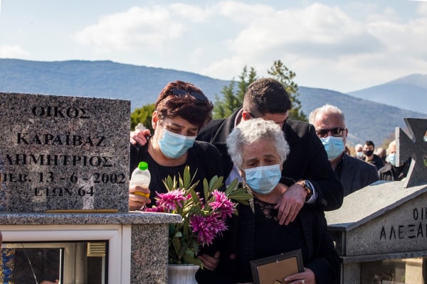 Συγκλονίζει η μητέρα Γιώργου Καραϊβάζ: Πάω κάθε μέρα στον τάφο του να του κάνω παρέα, δεν περνάει ο πόνος (βίντεο)