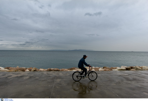 Χαλάει ο καιρός σήμερα: Πέφτει η θερμοκρασία, βροχές και καταιγίδες