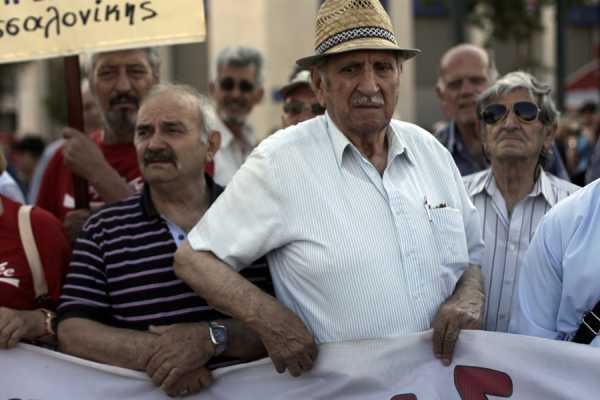 Οι συντάξιούχοι διαμαρτύρονται για τις επικείμενες περικοπές