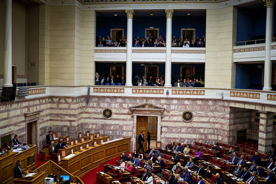 Γάμος ομόφυλων: Πέρασε με 176 «Ναι» το νομοσχέδιο, 76 «Όχι» και 46 απουσίες