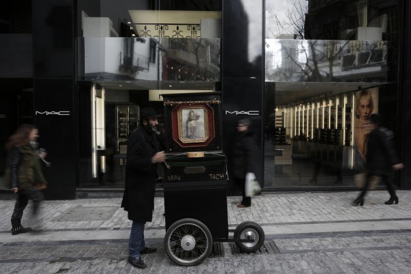 Οι πολίτες εμπιστεύονται περισσότερο τα ιδρύματα και τις ΜΚΟ παρά την κυβέρνηση