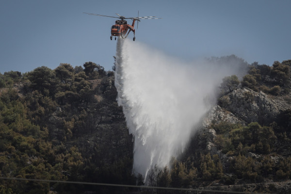 Οριοθετήθηκε η φωτιά στα Κύθηρα - Αποχώρησαν τα εναέρια μέσα