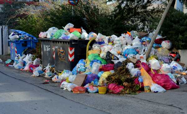 Παραμένουν τα σκουπίδια στους δρόμους του Πύργου Ηλείας