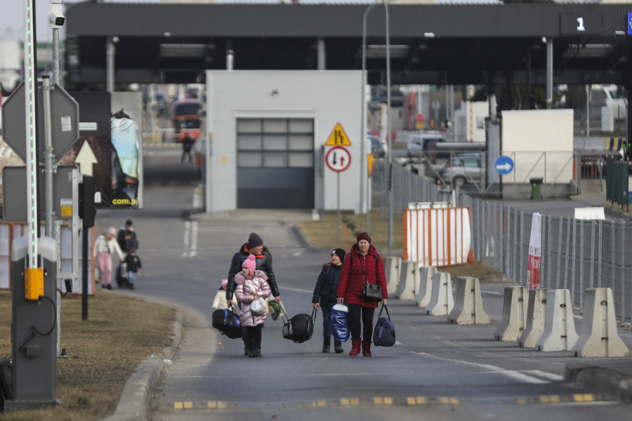 Παγκόσμια Hμέρα Γυναίκας: Η εικόνα με όλη τους τη ζωή σε μία βαλίτσα, εμπνέει και γεμίζει δύναμη