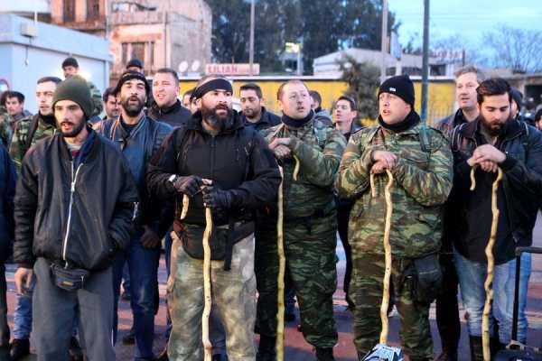 Στην Αθήνα μεταφέρονται τα μπλόκα των αγροτων - Ανοικτά σήμερα τα Τέμπη