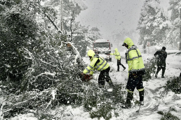 Υπεράνθρωπες προσπάθειες για την αποκατάσταση της ηλεκτροδότησης στην Αττική - Που εντοπίζονται τα προβλήματα