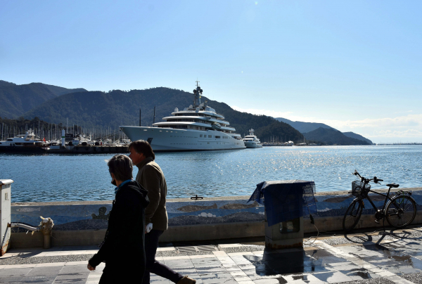 Δύο υπερπολυτελείς θαλαμηγοί του Ρομάν Αμπράμοβιτς βρήκαν καταφύγιο στην νοτιοδυτική Τουρκία