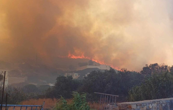 Μαίνεται η φωτιά στους Φούρνους Ικαρίας: Οι ισχυροί άνεμοι προκαλούν αναζωπυρώσεις