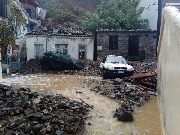 Θαμμένη στην λάσπη η Σαμοθράκη - Ξεκίνησε η καταγραφή των καταστροφών