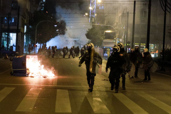 Επεισόδια έξω το AT Ομόνοιας στην πορεία για τον θάνατο μετανάστη (pics)