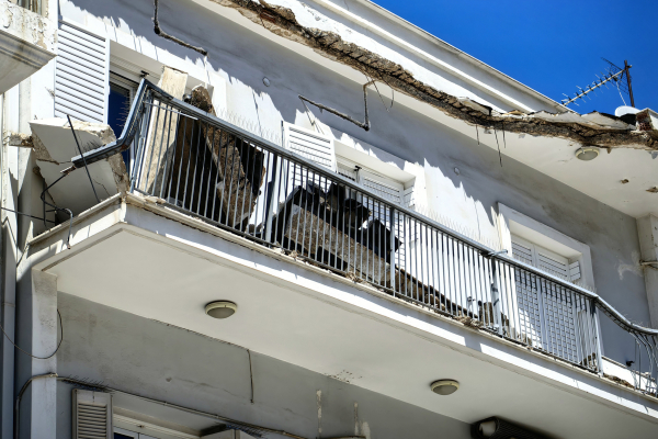Ναύπλιο: Κατέρρευσε μπαλκόνι 2ου ορόφου (εικόνες &amp; βίντεο)