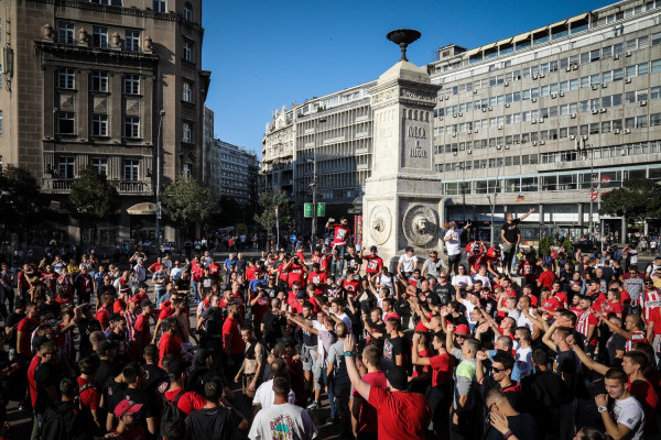 Ερυθρός Αστέρας - Ολυμπιακός: Στο «Μαρακανά» ολοκληρώθηκε η πορεία των οπαδών - Φανταστική ατμόσφαιρα (vids)