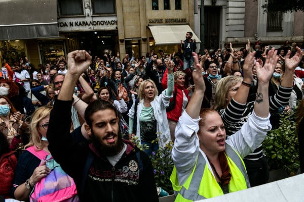 Συγκέντρωση υγειονομικών έξω από το ΣτΕ με σύνθημα «...πάρτε τα εμβόλια και φύγετε από δω» (εικόνες)