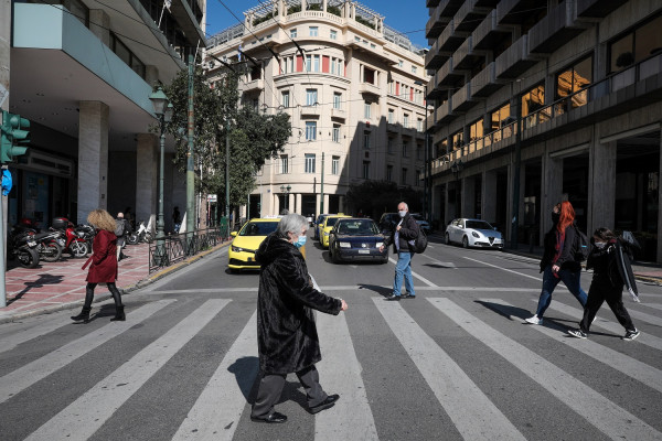 Κάτω από 1000 τα νέα κρούσματα, 24 θάνατοι, 346 διασωληνωμένοι