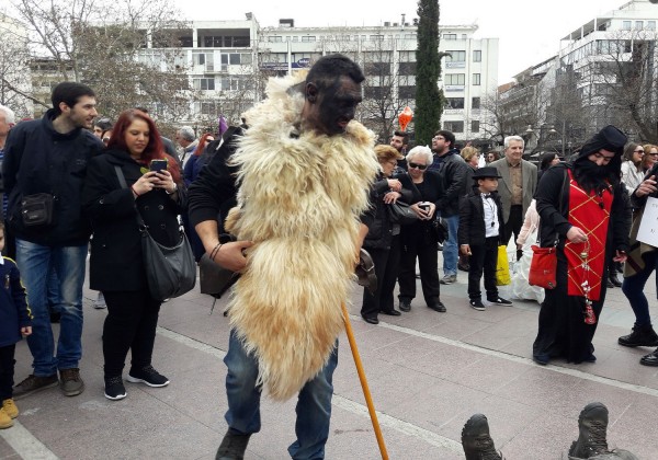 Απαγορεύεται η διαφήμιση «άσεμνων» αποκριάτικων στολών για παιδιά