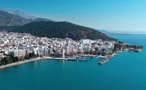 Η παραθαλάσσια πόλη που πρέπει να πάτε οπωσδήποτε το Σεπτέμβριο