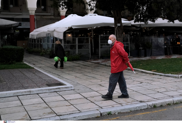 Επιμένει ο Καπραβέλος στο κλείσιμο σχολείων και rapid test στα ΜΜΜ - Υπερμεταδοτική η μετάλλαξη Όμικρον