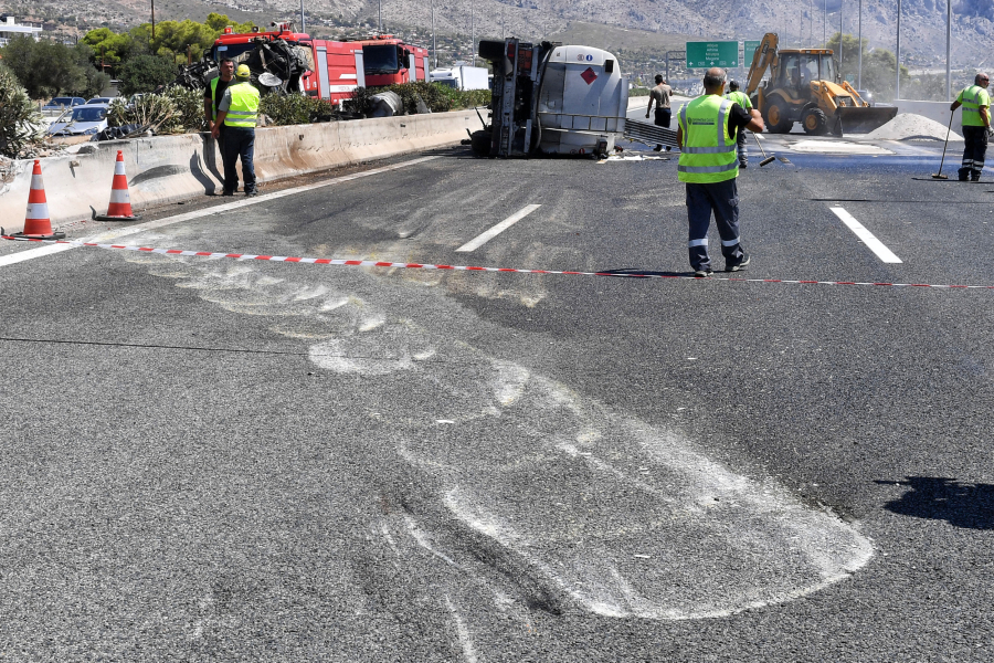 Κανονικά η κυκλοφορία των οχημάτων στην Αθηνών – Κορίνθου μετά την ανατροπή βυτιοφόρου