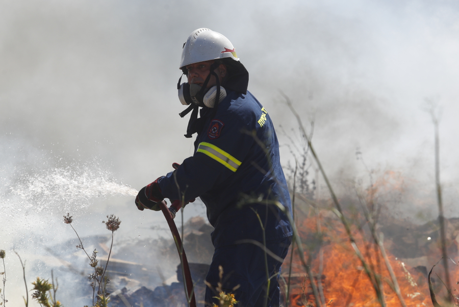 Τρεις συλλήψεις για φωτιές σε Νέα Σμύρνη, Σύρο και Δράμα