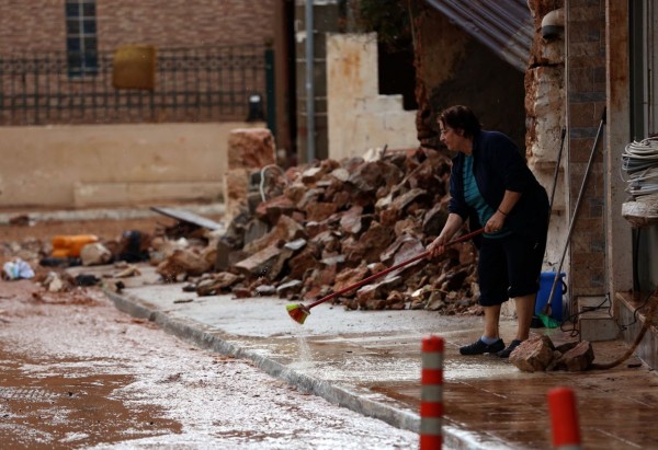 Guardian: H παράνομη δόμηση πάνω σε ρέματα και κοίτες ποταμών συνέβαλε στη θεομηνία