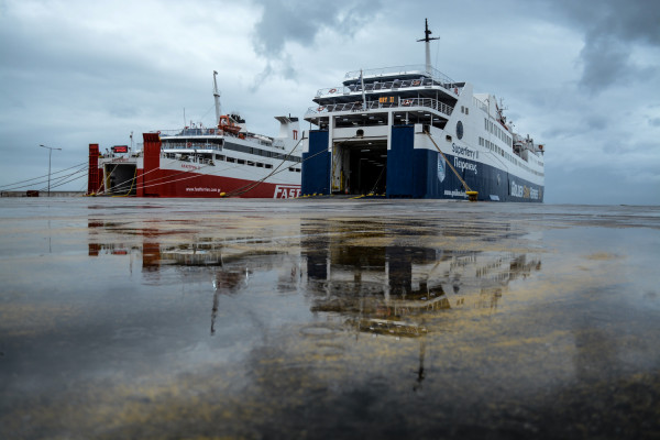 Πολλά τα προβλήματα στις ακτοπλοϊκές συγκοινωνίες από τους ισχυρούς άνεμους