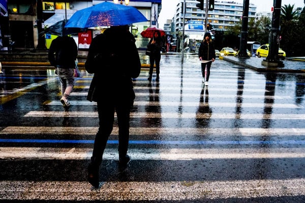 «Άνοιξαν οι ουρανοί» στην Αθήνα, καταιγίδα τώρα στην Αττική