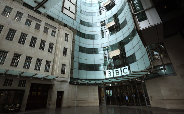 Σκάνδαλο με παρουσιαστή του BBC που παρενοχλούσε ανήλικο: «Φάντασμα εθισμένο στο κρακ, του κατέστρεψε τη ζωή», λέει η μητέρα του