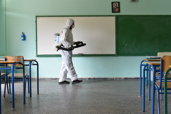 Aπολύμανση στα σχολεία από τον Δήμο Αθηναίων, πριν το πρώτο κουδούνι (εικόνες)