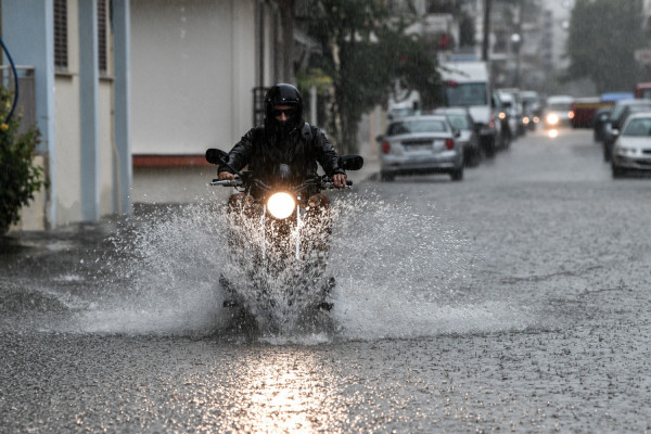 Αγριεύει ο καιρός: Βροχές και καταιγίδες και σήμερα - Πού θα είναι έντονα τα φαινόμενα