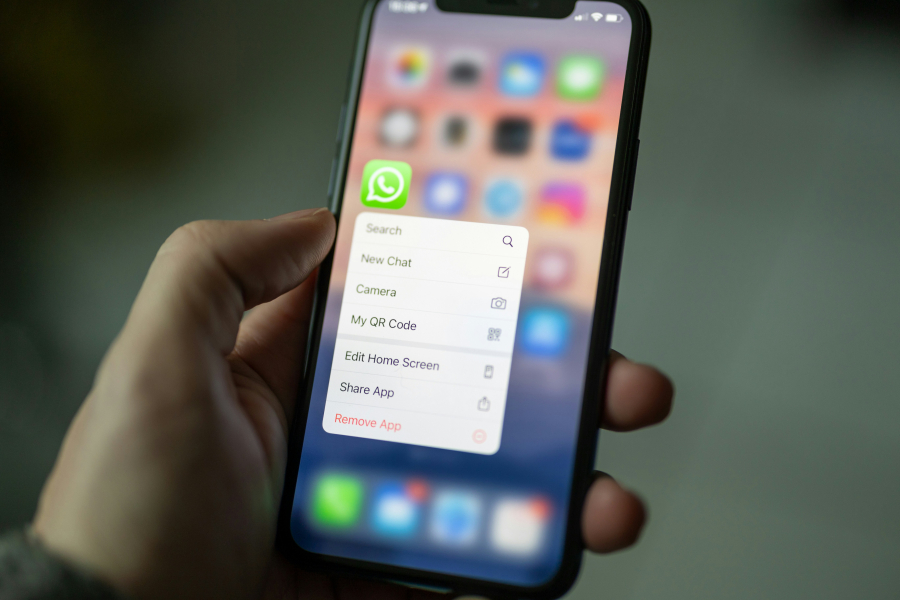 Οι Βρυξέλλες προτείνουν μαζική παρακολούθηση πολιτών μέσω WhatsApp και Messenger