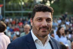 Κάτι κινείται