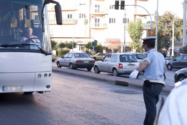 Οδηγίες κυκλοφοριακής αγωγής από τροχονόμους