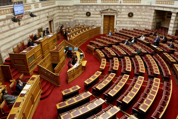 Άρχισε στην Ολομέλεια η συζήτηση του πολυνομοσχεδίου