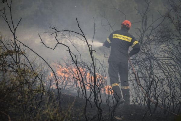 Υπό μερικό έλεγχο η φωτιά στην Ζάκυνθο