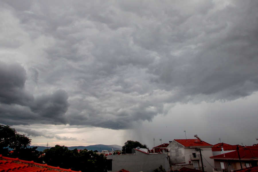 Σε vertigo ο καιρός, μετά τον καύσωνα έρχονται καταιγίδες και χαλάζι (βίντεο)