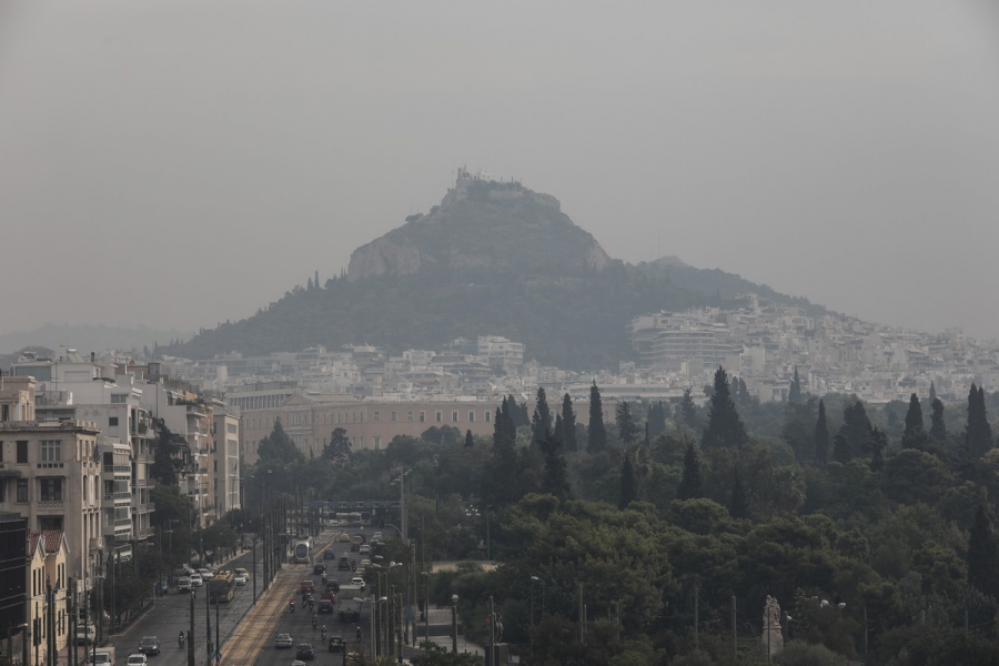 Ορατότης μηδέν στην Αθήνα - Πυκνό σύννεφο καπνού σκεπάζει το λεκανοπέδιο (εικόνες)