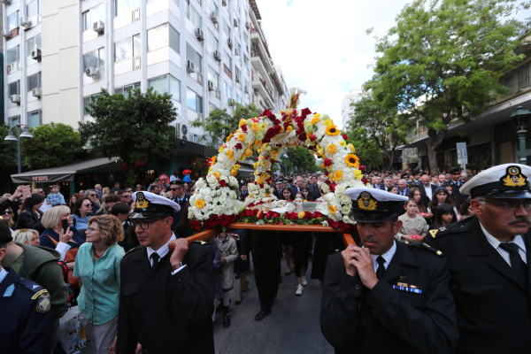 Με κατάνυξη η περιφορά του Επιταφίου του Αγίου Μηνά στη Θεσσαλονίκη