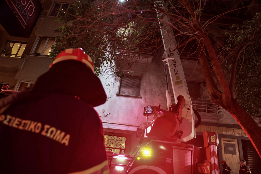 Φωτιά σε διαμέρισμα στα Πατήσια τα ξημερώματα - Στο νοσοκομείο δύο παιδιά