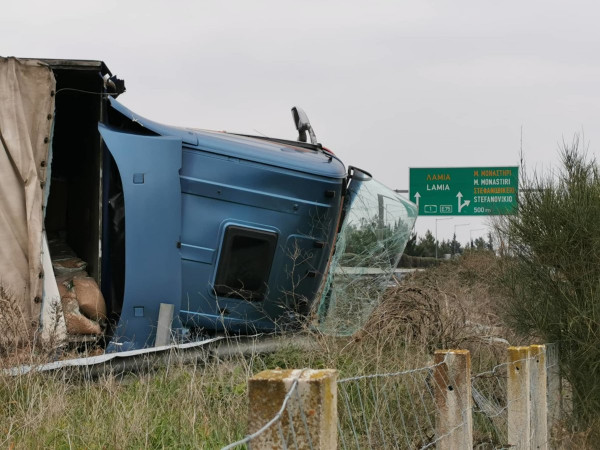 Τροχαίο με νταλίκα έξω από τη Λάρισα, ουρές χιλιομέτρων στη νέα εθνική οδό