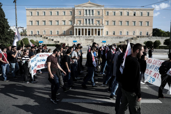 Ποια ήταν η μεγαλύτερη διαδήλωση - Τέλος η κατάληψη σε δρόμους - Με πλακάτ στο πεζοδρόμιο